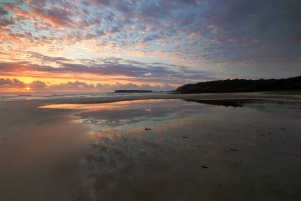 Refleksje Wschodzie Słońca Plaży — Zdjęcie stockowe