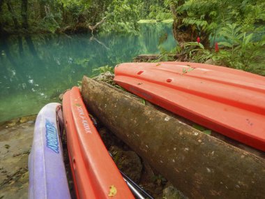 Vanuatu 'da mavi bir gölün yanında kano.