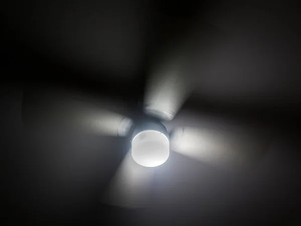 Primo Piano Ventilatore Luce Sul Soffitto — Foto Stock