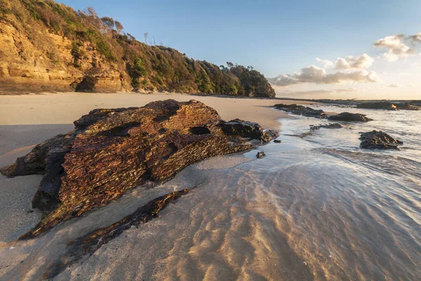 Kamienista Plaża Obok Akwenu Wodnego — Zdjęcie stockowe