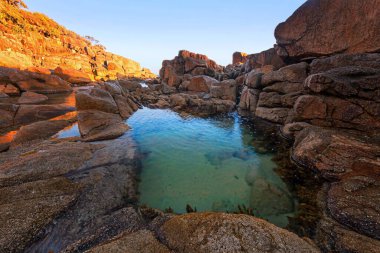 Arkasında dağ olan bir kanyon.