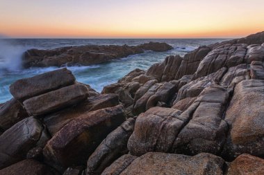 Sahildeki kayalar suya yakın.