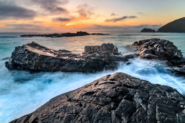 Een Rotsachtig Eiland Het Midden Van Een Watermassa — Stockfoto