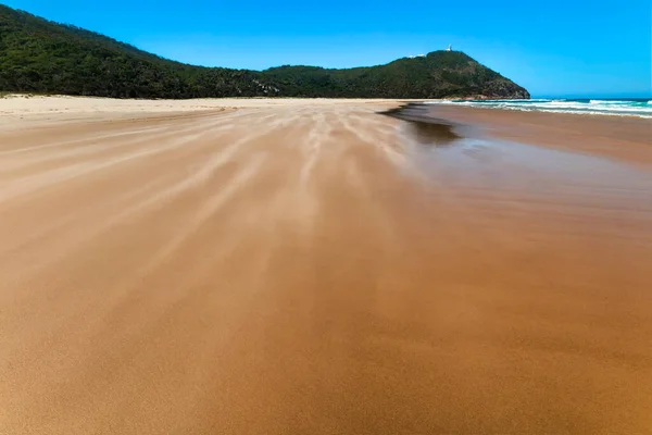Песок Дует Пляже Горой Заднем Плане — стоковое фото