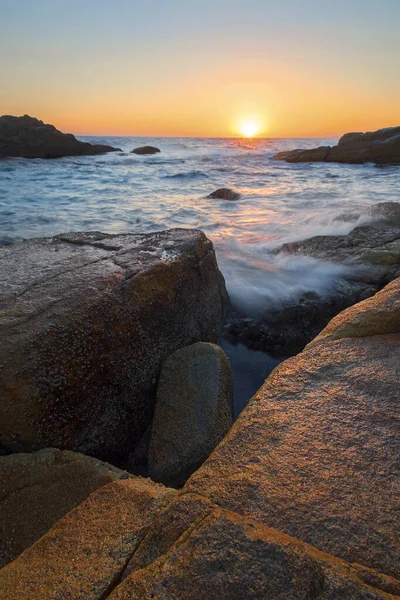 Een Rotsachtige Kust Naast Een Plas Water — Stockfoto