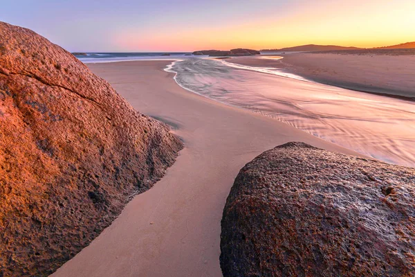 Utsikt Över Stenig Strand Gryningen — Stockfoto