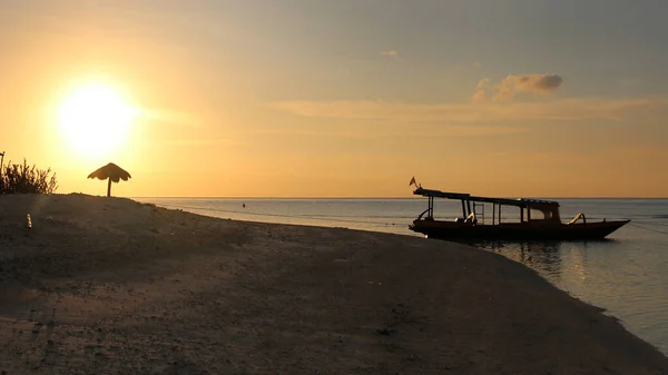 Barco Una Playa Atardecer — Foto de Stock