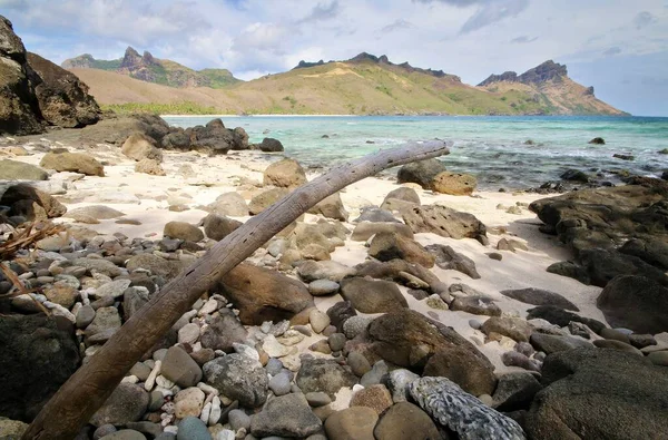 Каменистый Пляж Рядом Водоёмом — стоковое фото