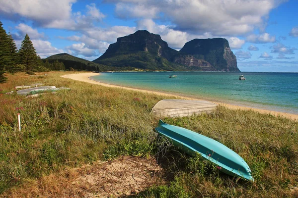 Strand Met Een Kajak Een Lichaam Van Water Met Lord — Stockfoto