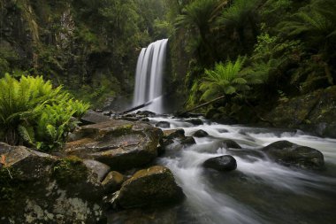 Su üzerinde büyük bir şelale.