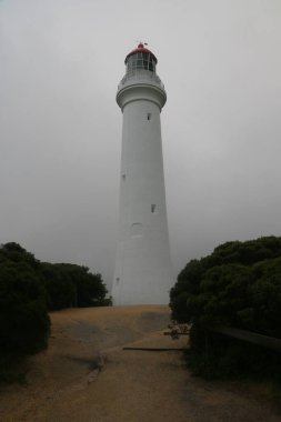 Bulutlarda bir deniz fenerine yakın çekim