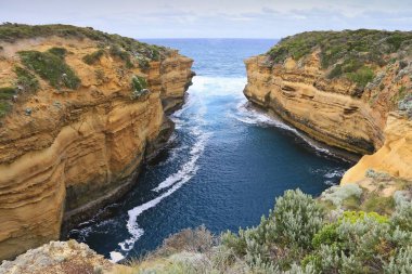 Büyük okyanus yolundaki kayalık sahil şeridi