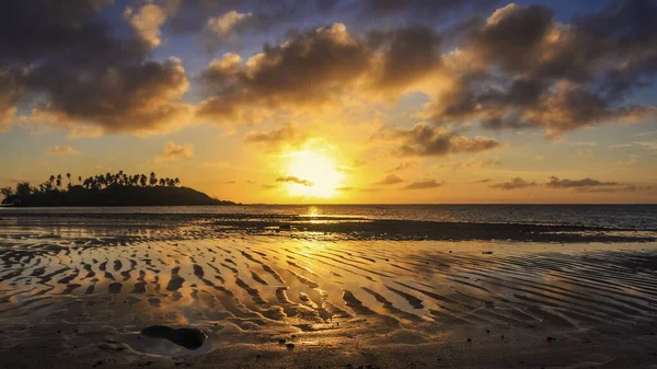 Ein Sonnenuntergang Über Einem Gewässer Kochinseln — Stockfoto