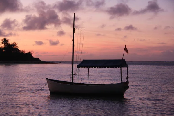 Ein Kleines Boot Einem Großen Gewässer — Stockfoto