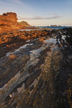 Güneş ışığı Lord Howe adasındaki kayalara vuruyor.