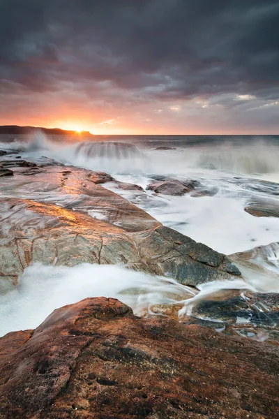 Golven Rotsen Buurt Van Parelstrand Bij Zonsopgang — Stockfoto