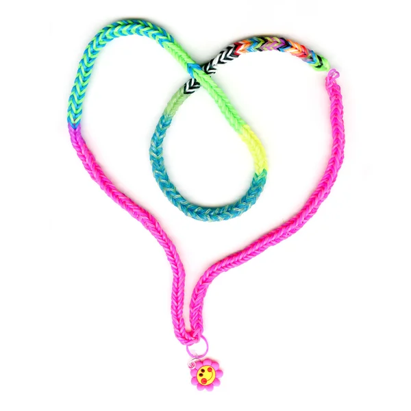 Güzel lastik bant parlak renk kolye beyaz b üzerinde kalp şeklinde