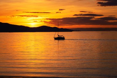 Günbatımında yelkenli.