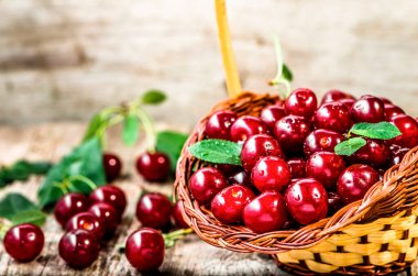 Jerte Valley 'den gelen kirazlar sepette