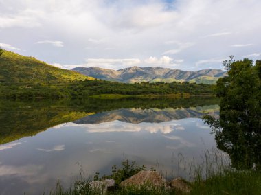 Baharda Banos de Montemayor rezervuarından Hervas dağının manzarası