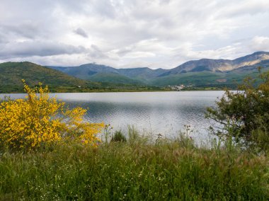 Baharda Banos de Montemayor rezervuarından Hervas dağının manzarası