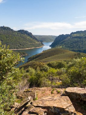 Monfrague 'daki Salto del Gitano manzarası baharda Gemio tepesinden