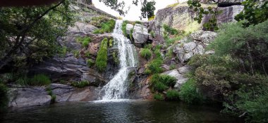 Cascada del Forero yatay olarak baharda Ambroz vadisinde