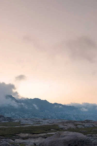 Puesta Sol Las Montañas Invierno Con Cielo Para Espacio Copia —  Fotos de Stock