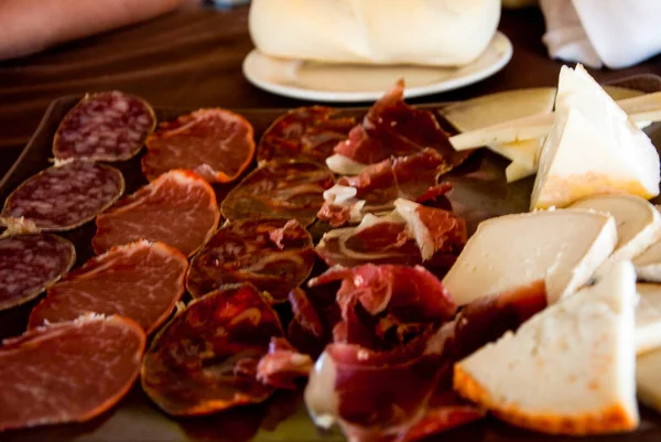 Ber Masasında Keçi Peyniri Salçun Sucuk Fileto Extremadura Dan Ber — Stok fotoğraf