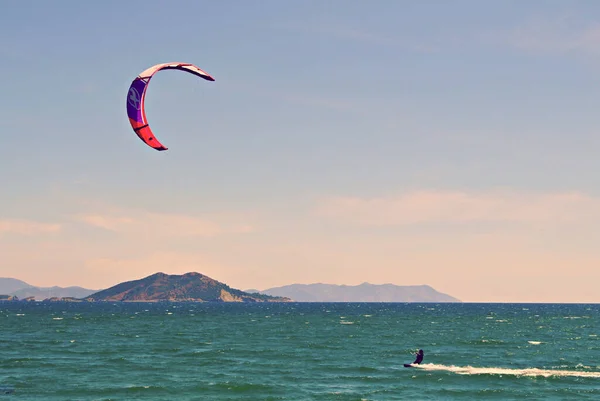 Homem Praticando Kitesurf Mar Verde Esmeralda Espanha — Fotografia de Stock