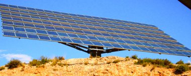 Extremadura kırsalındaki uzun bir güneş panelinin panoramik görüntüsü