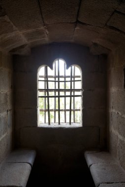 Granadilla kalesinin içi, penceresi demir çitle kaplı ve eski ahşap kapı 2