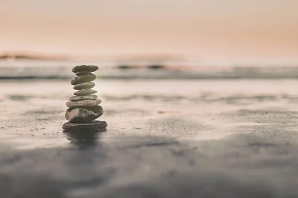 Sahilde Dengelenmiş Taşlar Meditasyon Yapmak Dengeyi Sağlamak Için — Stok fotoğraf