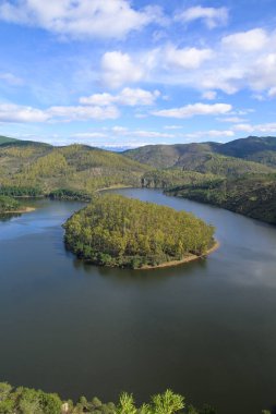 Melero 'nun hava manzarası. Şiddetli yağmurdan sonra suyla dolu. Mavi gökyüzünün altında yeşil tepeler ve ormanlarla çevrili.