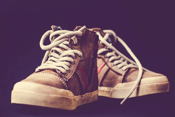 Sapatos de couro estilo casual em um fundo colorido — Fotografia de Stock