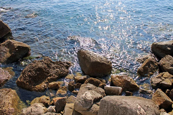 러브란 바닷가에 바위들 배너만 아드리아해 크로아티아 — 스톡 사진