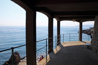 Lovran kasabasının ayrıntıları ve simgeleri, deniz kenarı gezinti güvertesi, Kvarner körfezi, Adriyatik kıyısı, Hırvatistan, Avrupa