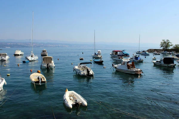 İlka kasabasının ayrıntıları ve simgeleri, marina, Kvarner körfezi, Adriyatik kıyısı, Hırvatistan, Avrupa