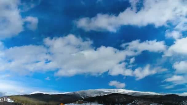 Nubes moviéndose sobre las montañas. Tiempo de caducidad 4K — Vídeos de Stock