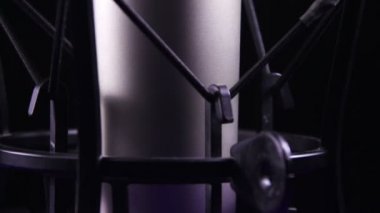 Stüdyo mikrofon örümcek ile siyah bir arka plan üzerinde döner