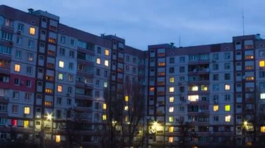 zaman atlamalı geceleri pencere aydınlatma değişen multistorey Binası.