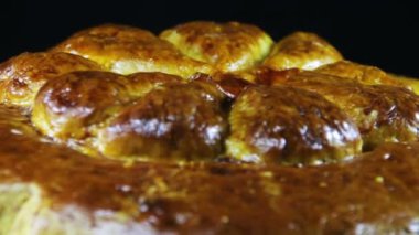 Ev yapımı pasta siyah bir arka plan üzerinde döner