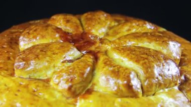 Ev yapımı pasta siyah bir arka plan üzerinde döner