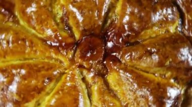 Ev yapımı pasta siyah bir arka plan üzerinde döner