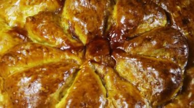 Ev yapımı pasta siyah bir arka plan üzerinde döner