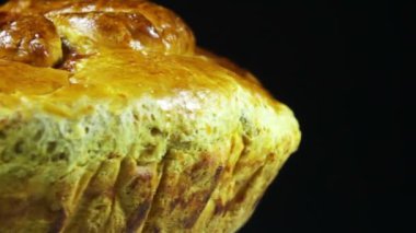 Ev yapımı pasta siyah bir arka plan üzerinde döner