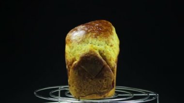 Ev yapımı ekmek siyah bir arka plan üzerinde döner