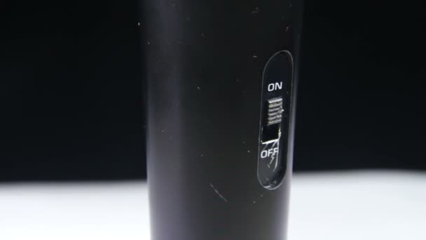 Microphone tourne sur un fond noir 