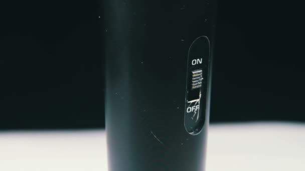 Microphone tourne sur un fond noir 