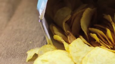 Tablo dönen üzerinde açık paket patates cipsi